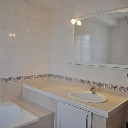 Villa Traditional With Pool Estang